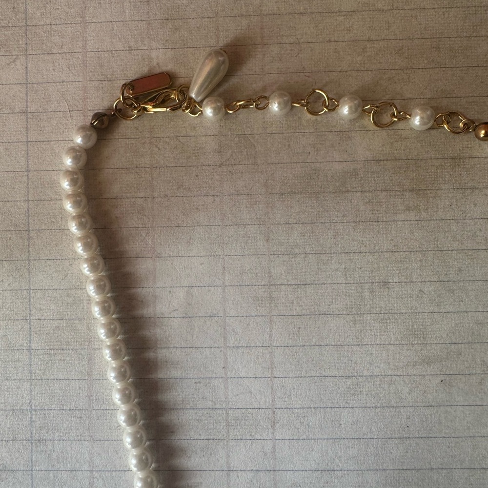 Elegant Pearl Necklace with Gold Accents - Picture 4 of 11